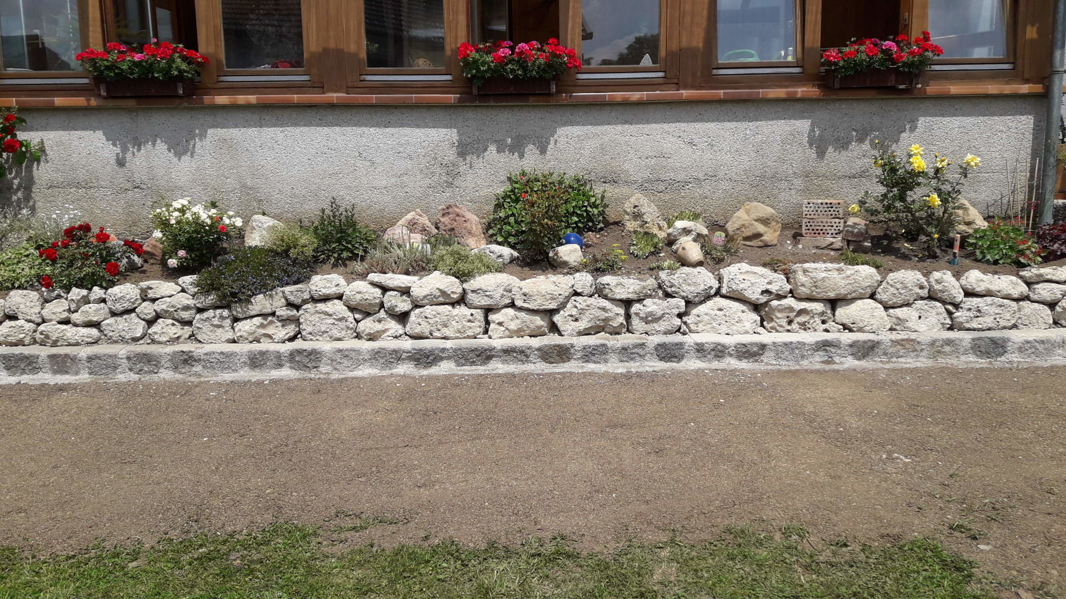 geschlichtete Steinmauer von Garten- und Landschaftsbau Baumann