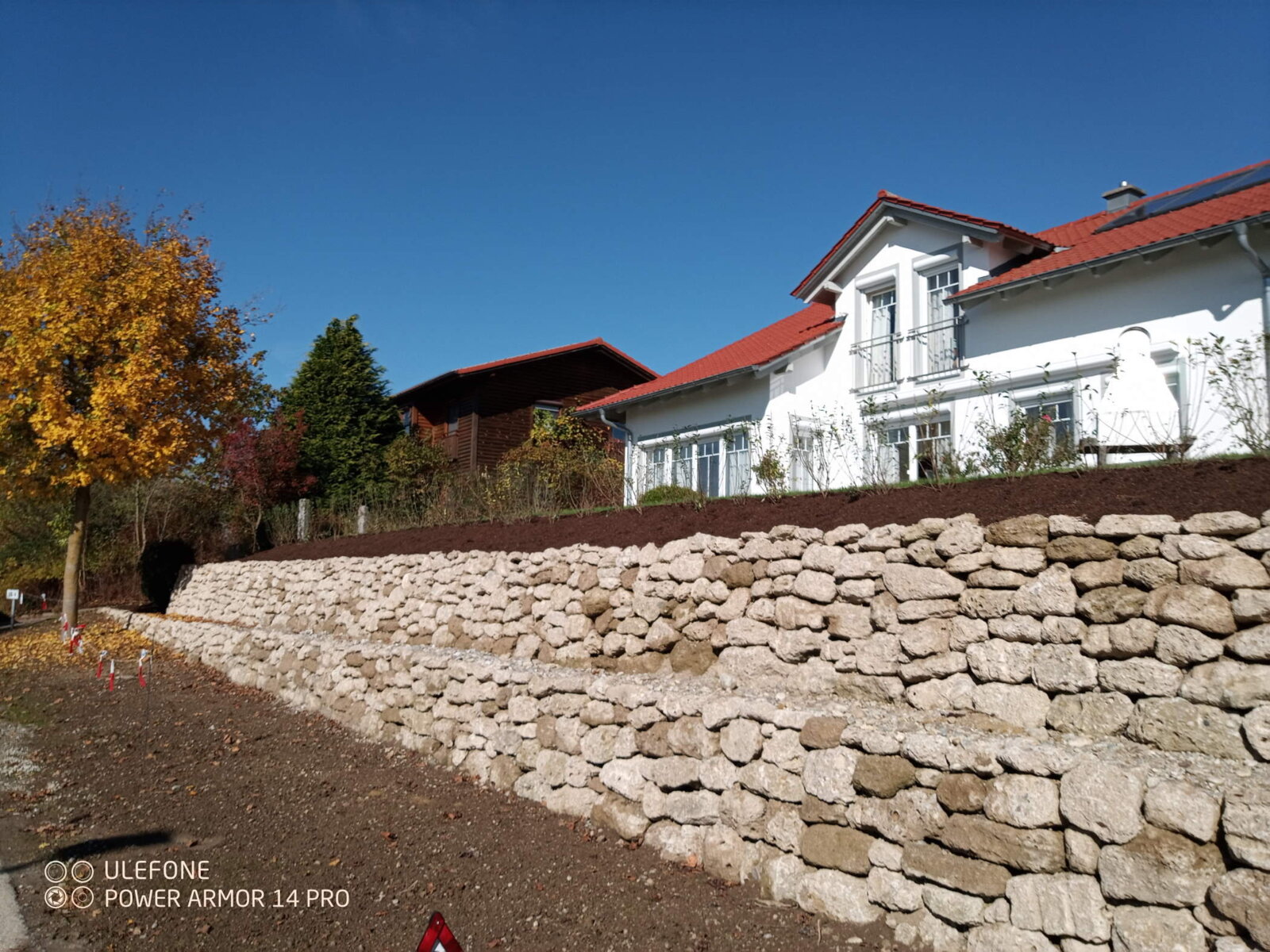 verkleidete Mauer mit Steinen